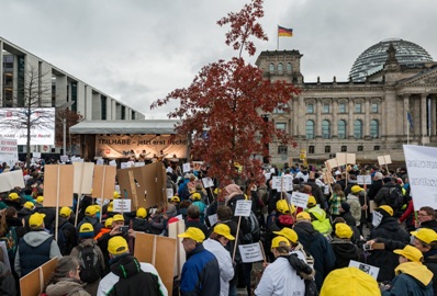 5.000 Menschen protestieren vor Reichstag in Berlin